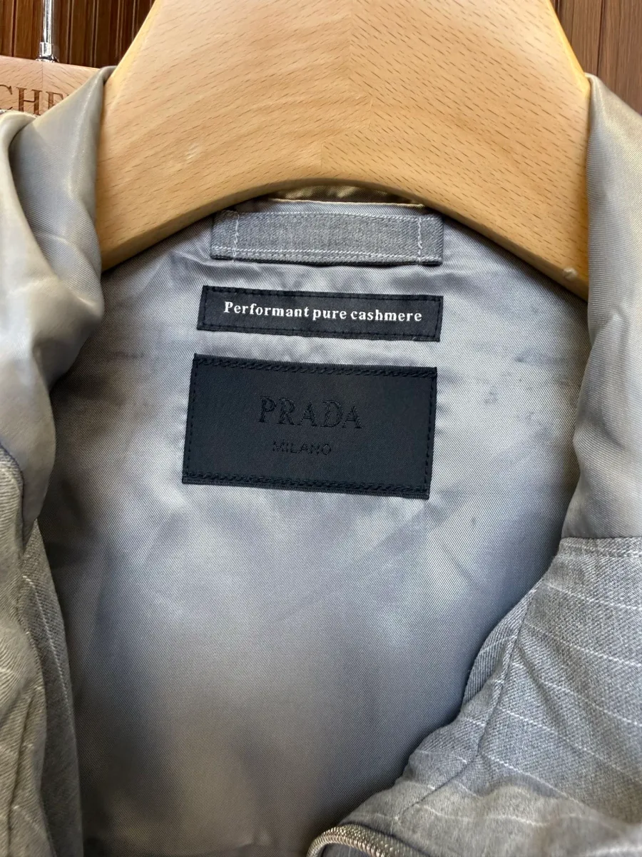 Фирменная нашивка Prada Milano и ярлык Performant pure cashmere на подкладке куртки