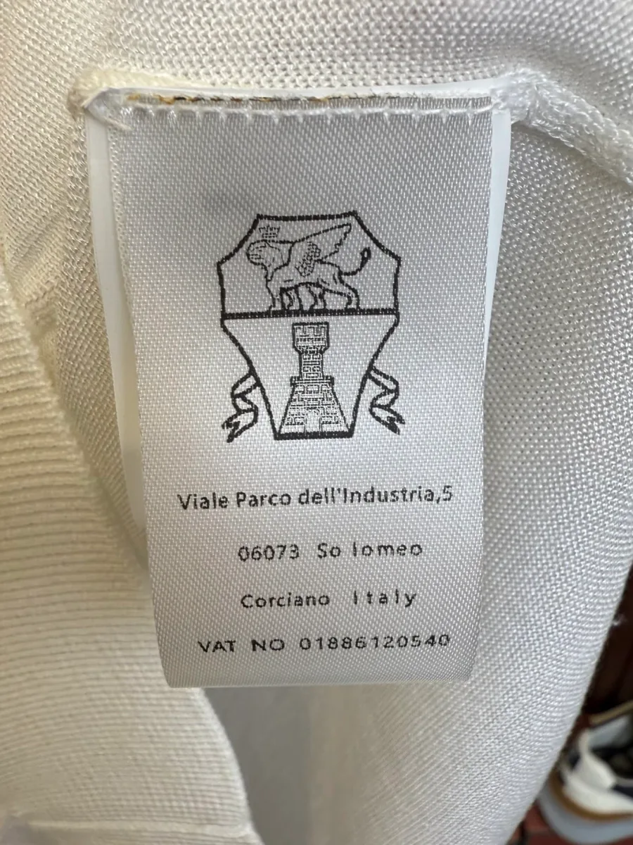 Фирменная бирка с геральдическим логотипом Brunello Cucinelli на изнанке