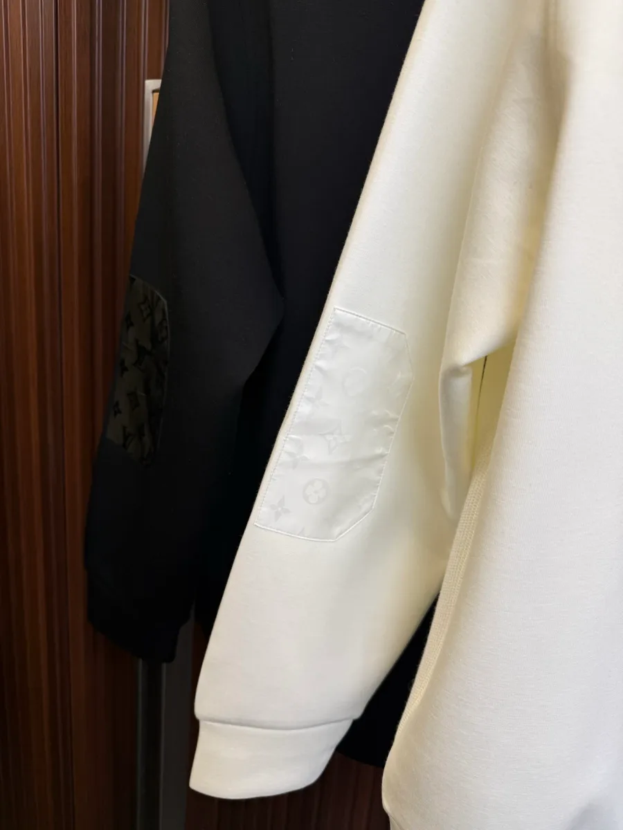 Накладной карман с фирменным узором Monogram на рукаве свитшота крупным планом