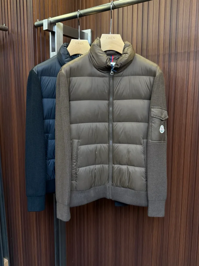 Moncler Коричневый комбинированный пуховик с вязаными рукавами