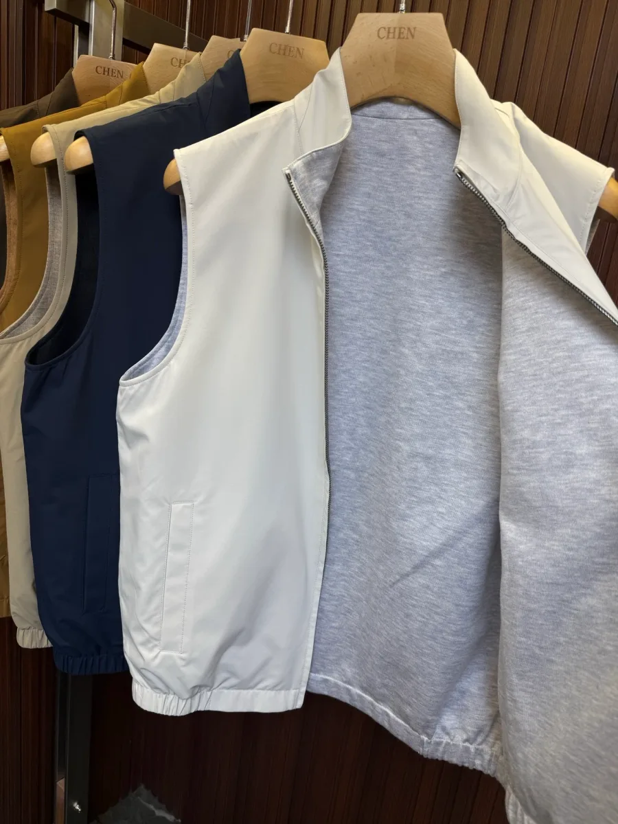 Распахнутый белый мужской жилет с подкладкой из серого меланжевого трикотажа