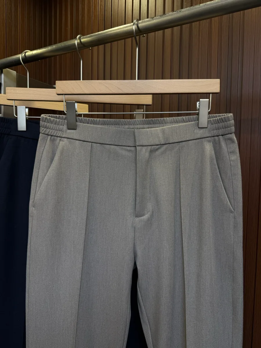 Эластичный пояс бежевых брюк Zegna с коричневым шнурком-кулиской и карманами