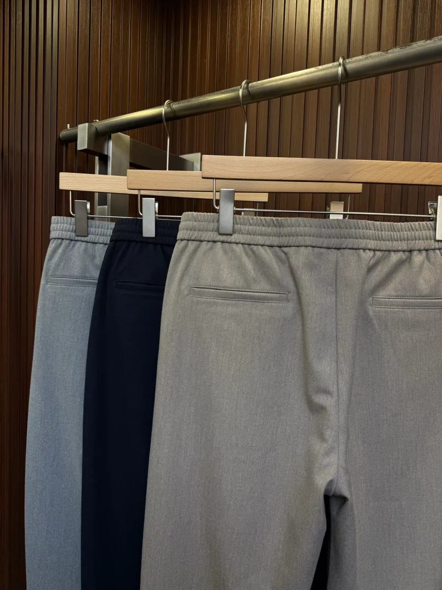 Задняя часть пояса и прорезные карманы в рамку трёх пар брюк Zegna