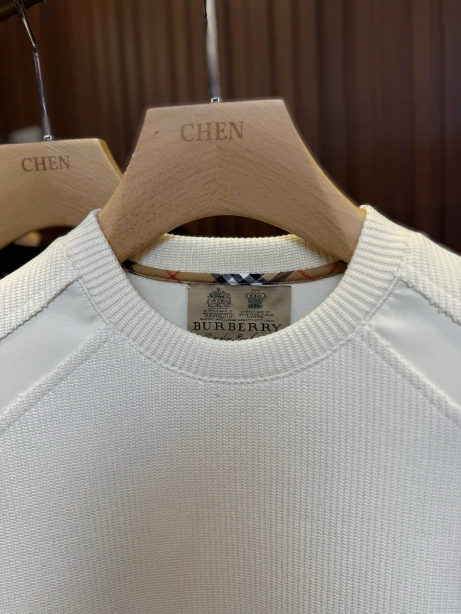 Круглый вырез бежевого свитшота крупным планом с внутренней биркой Burberry