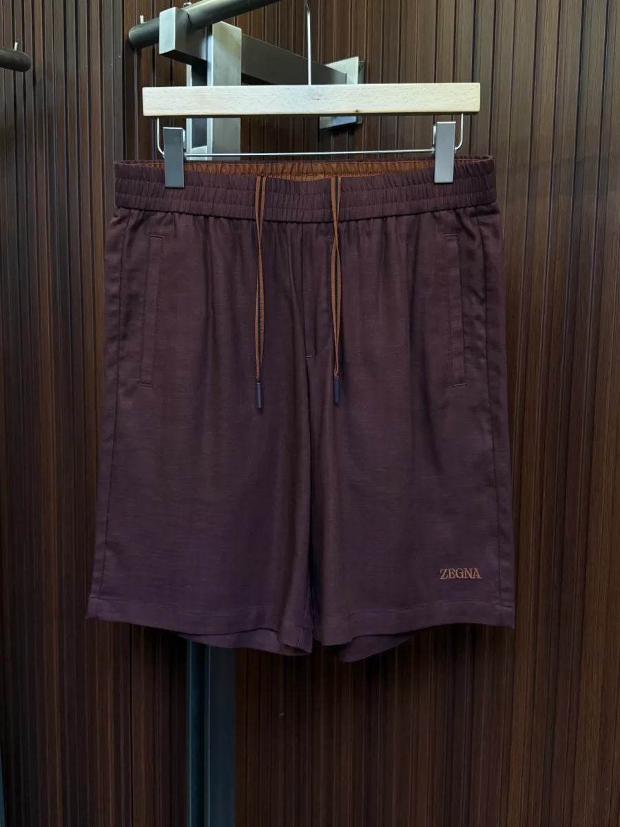 Бордовые льняные шорты Zegna на вешалке с эластичным поясом и шнурком, вид спереди
