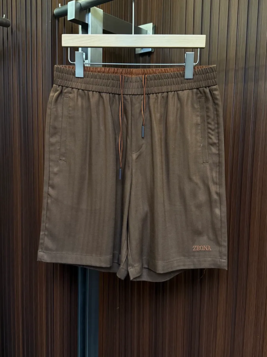 Коричневые льняные шорты Zegna прямого кроя на вешалке с кулиской и боковыми карманами