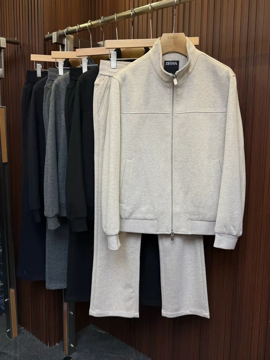 Бежевый спортивный костюм Zegna с курткой на молнии и брюками на вешалке