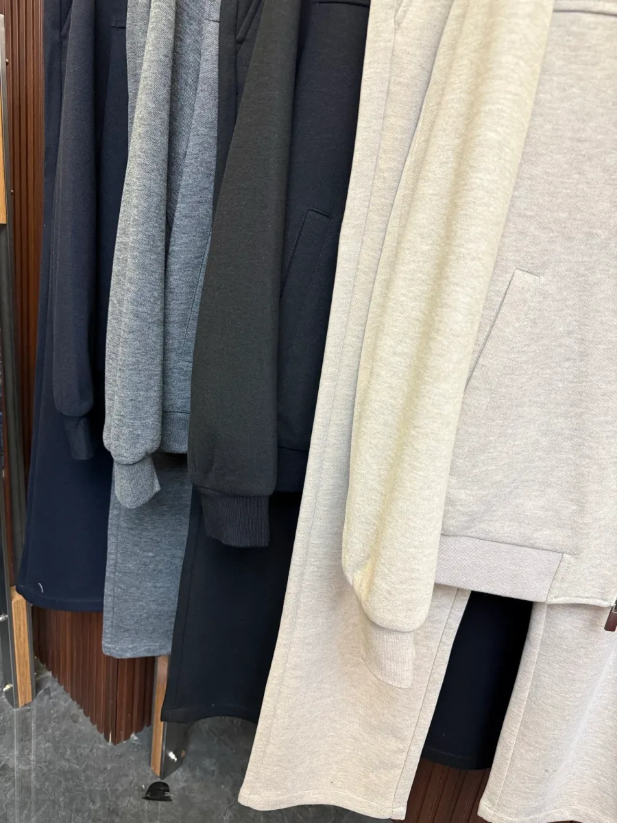 Фактура трикотажа костюмов Zegna в разных оттенках в сложенном виде