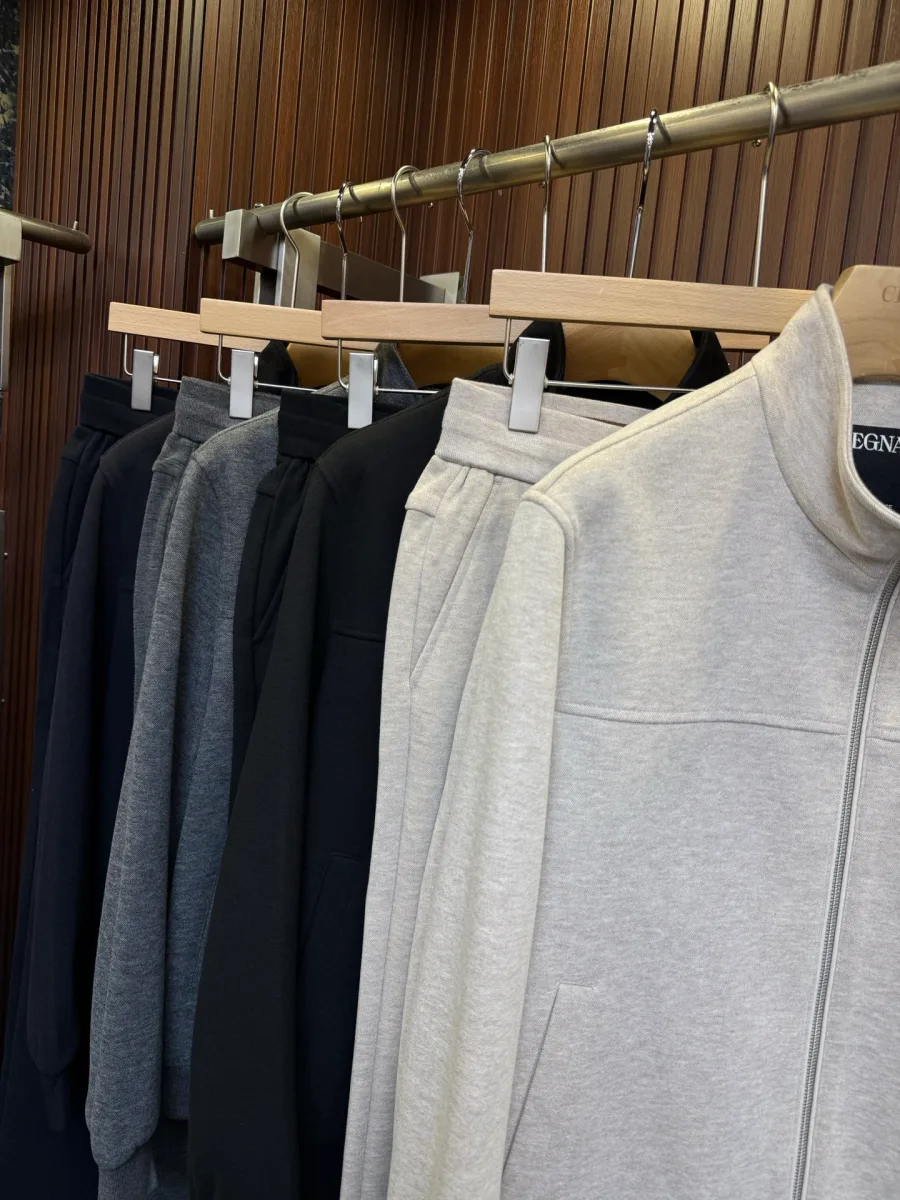 Спортивные костюмы Zegna в бежевом, сером, чёрном и синем цветах на вешалке