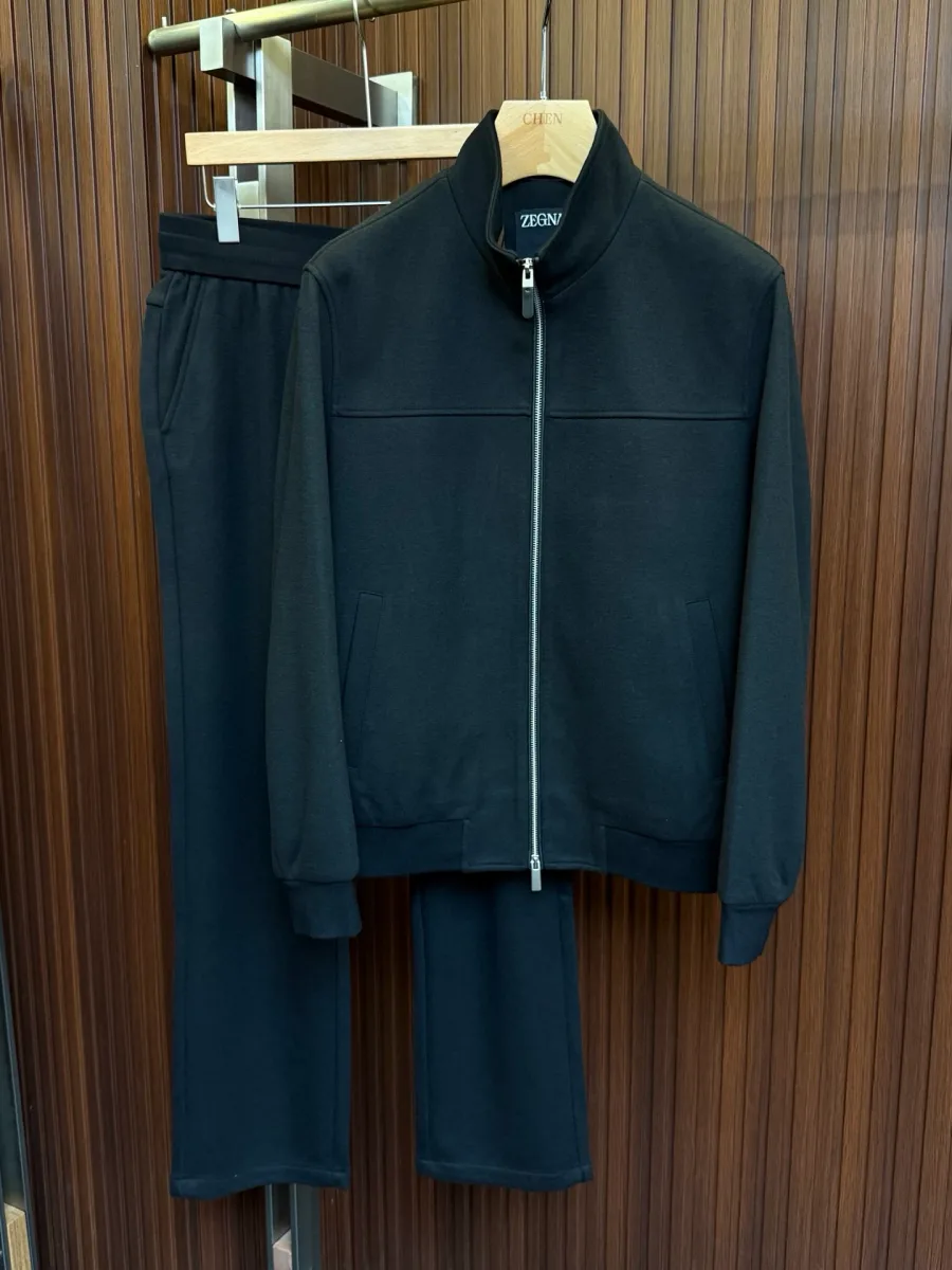 Чёрный спортивный костюм Zegna с курткой на молнии и брюками, вид спереди