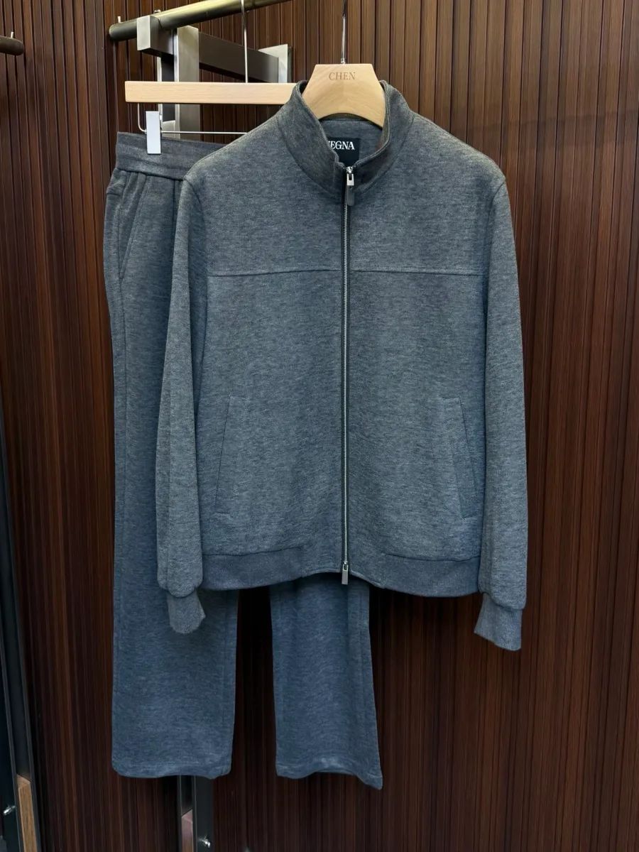 Серый трикотажный костюм Zegna с курткой на молнии и брюками, вид спереди