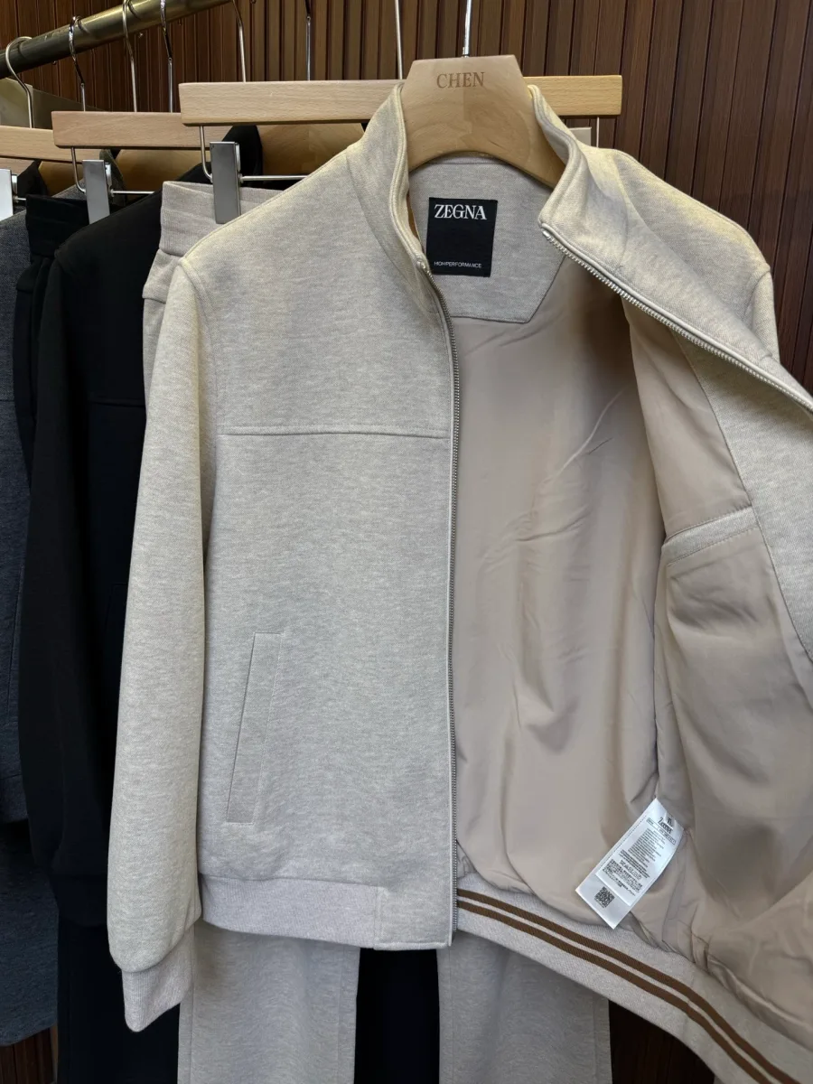 Бежевая куртка Zegna в расстёгнутом виде с подкладкой и внутренним карманом