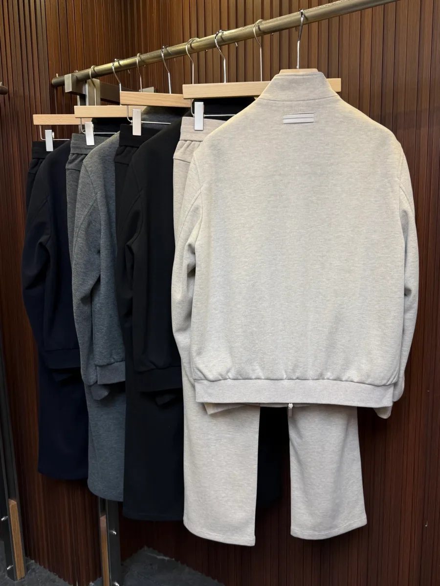 Бежевый костюм Zegna, вид сзади: спинка куртки с нашивкой и прямые брюки