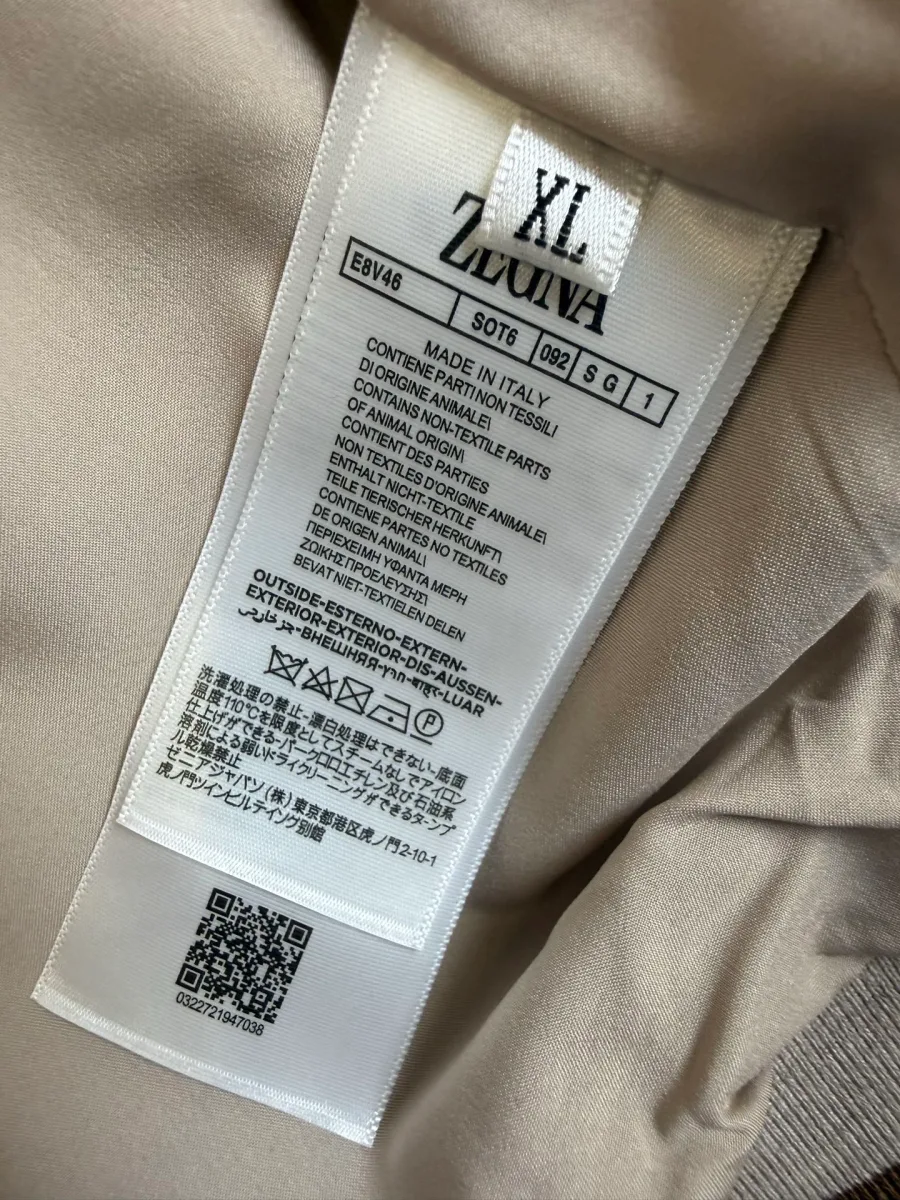 Внутренняя бирка и ярлык с размером XL на подкладке куртки Zegna