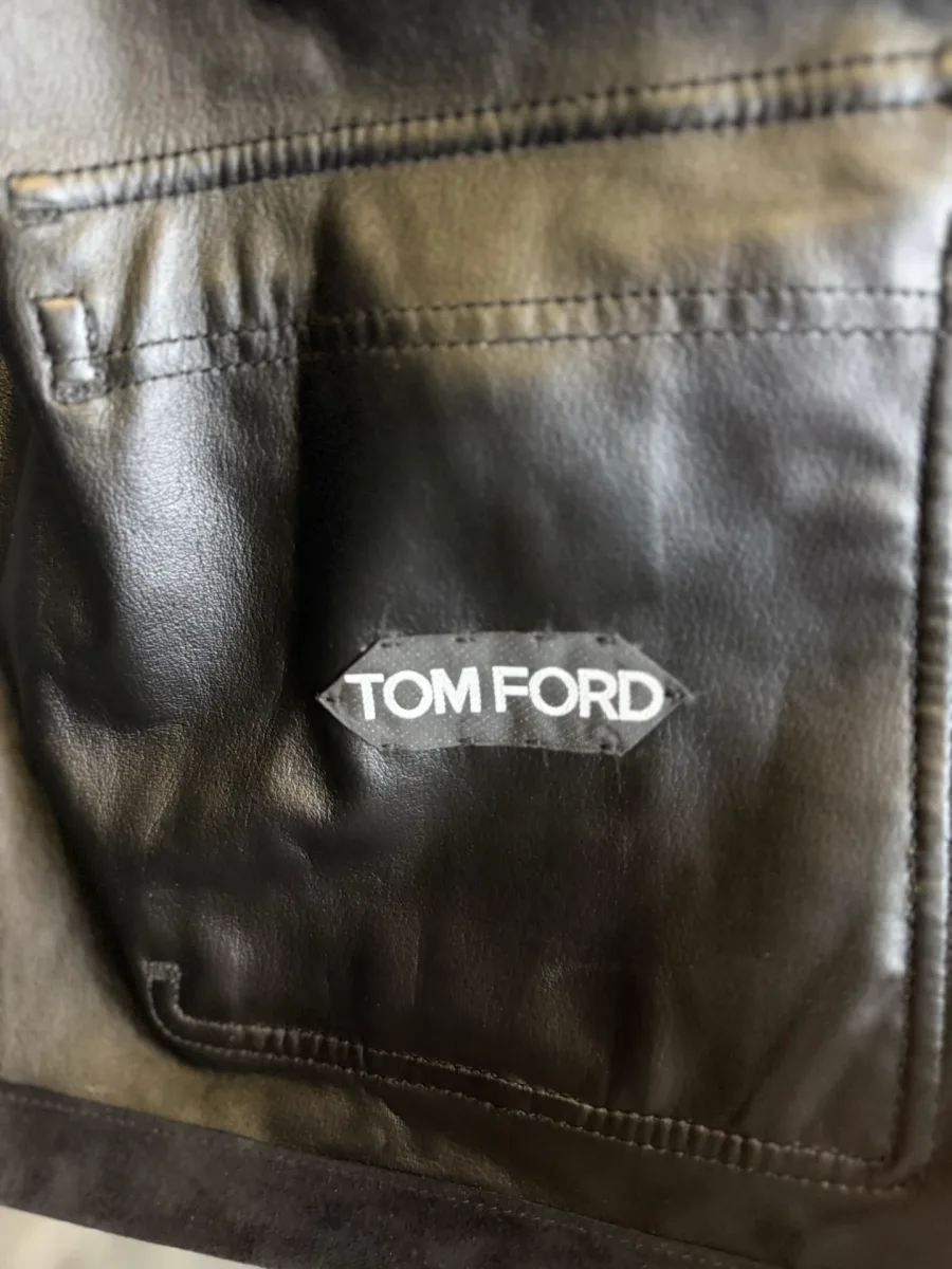 Внутренний кожаный карман чёрной куртки с тиснёным логотипом Tom Ford крупным планом