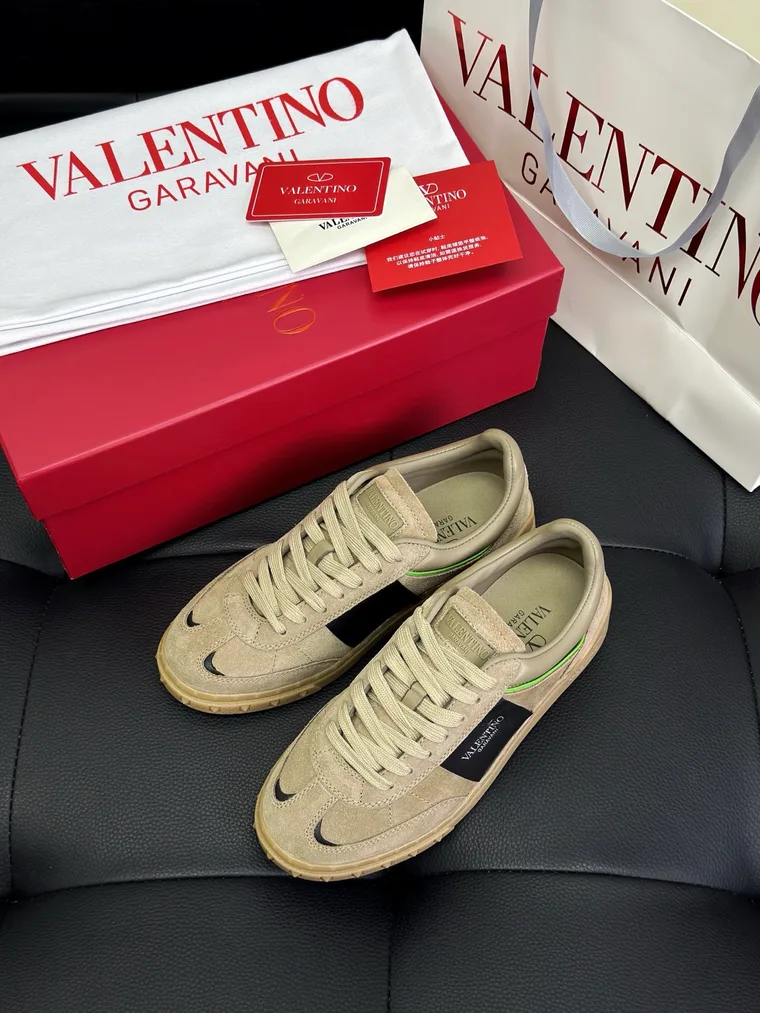 Valentino Бежевые кеды Upvillage из замши с чёрной полосой