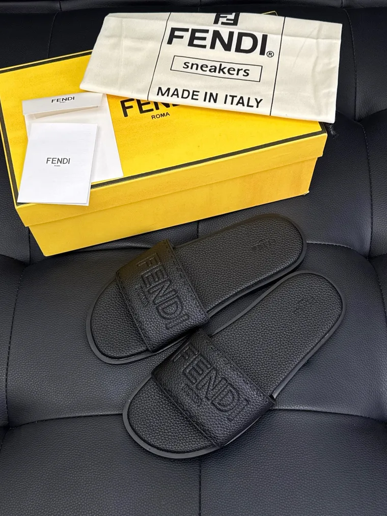 Fendi Чёрные кожаные шлёпанцы с тиснёным логотипом Roma