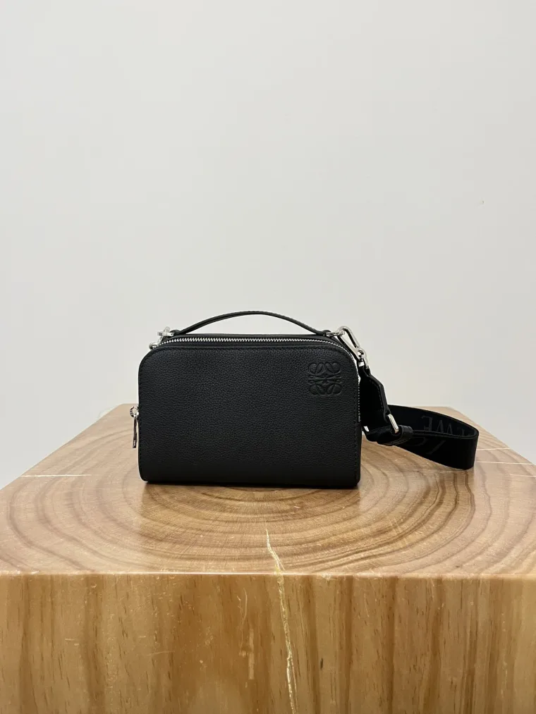 Loewe Чёрная кожаная сумка-камера с логотипом Anagram
