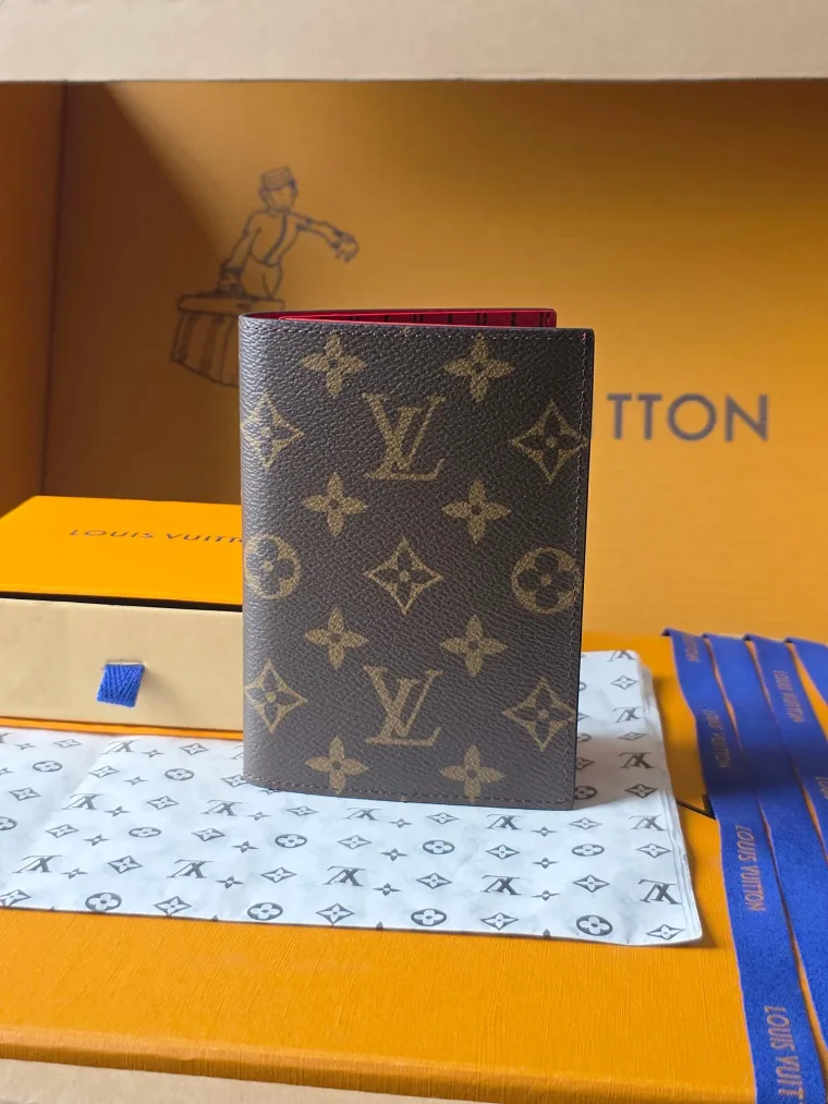Louis Vuitton Обложка для паспорта