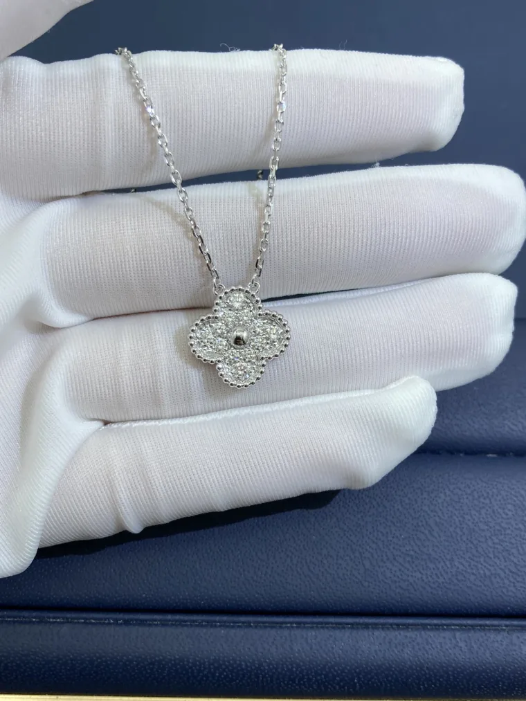 Van Cleef & Arpels Цепочка с подвеской в форме четырёхлистного клевера