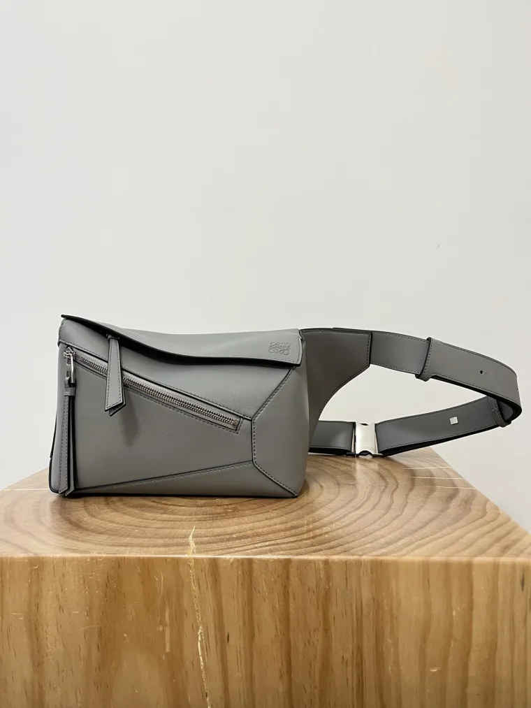 Loewe Серая кожаная поясная сумка Puzzle Small