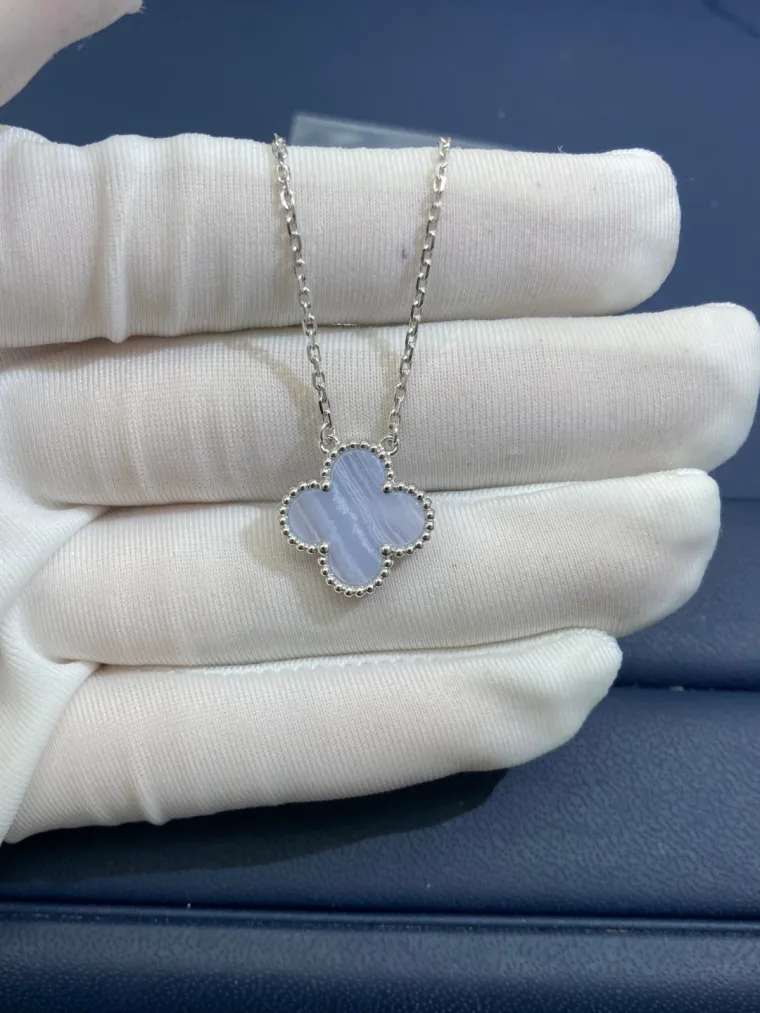 Van Cleef & Arpels Цепочка с подвеской-четырехлистником из белого золота с агатом