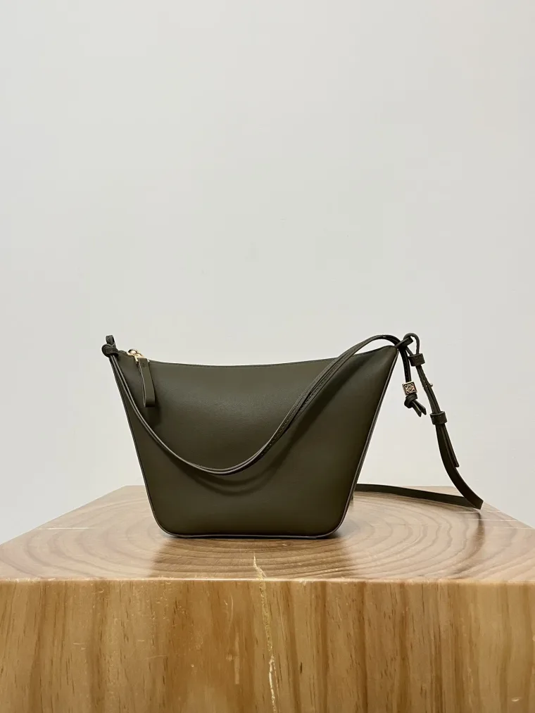 Loewe Тёмно-зелёная кожаная сумка-хобо Hammock Hobo