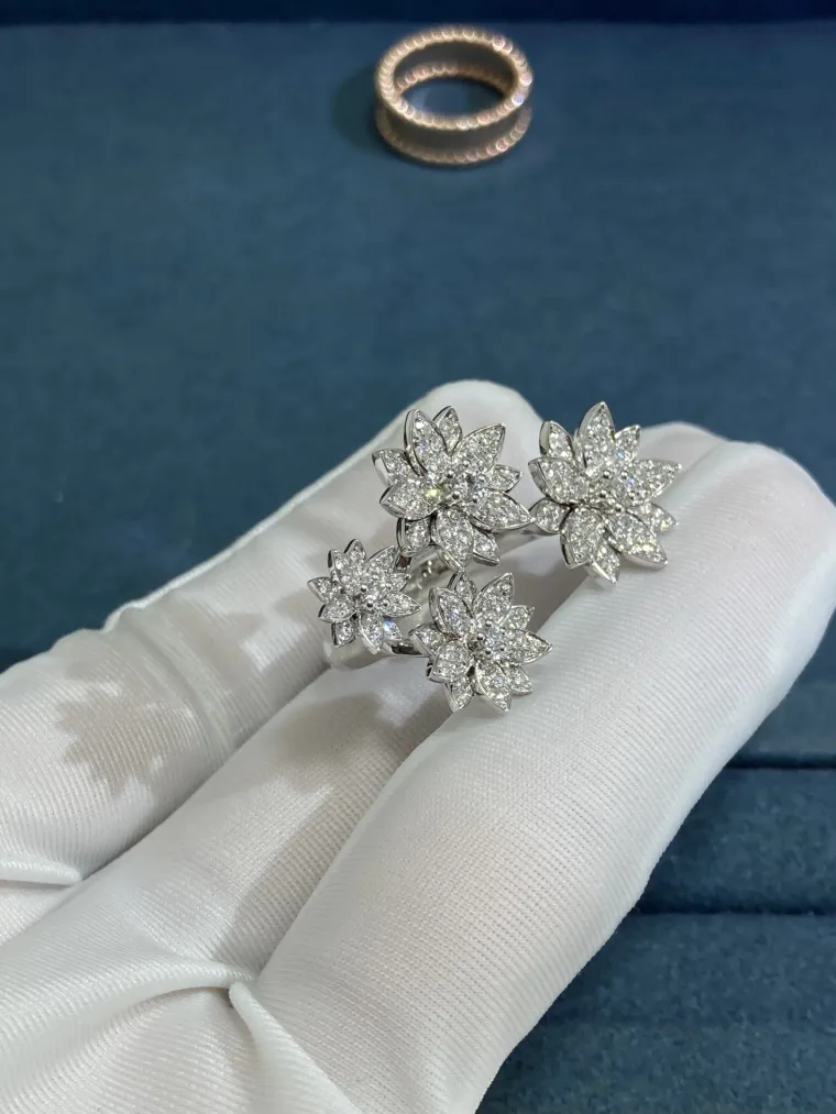 Van Cleef & Arpels Кольцо с цветочным мотивом и бриллиантами