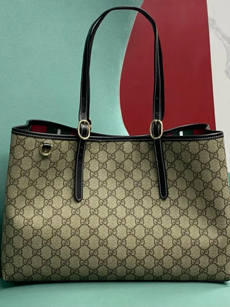 Gucci Бежевая сумка-тоут GG Emblem с чёрной кожаной отделкой
