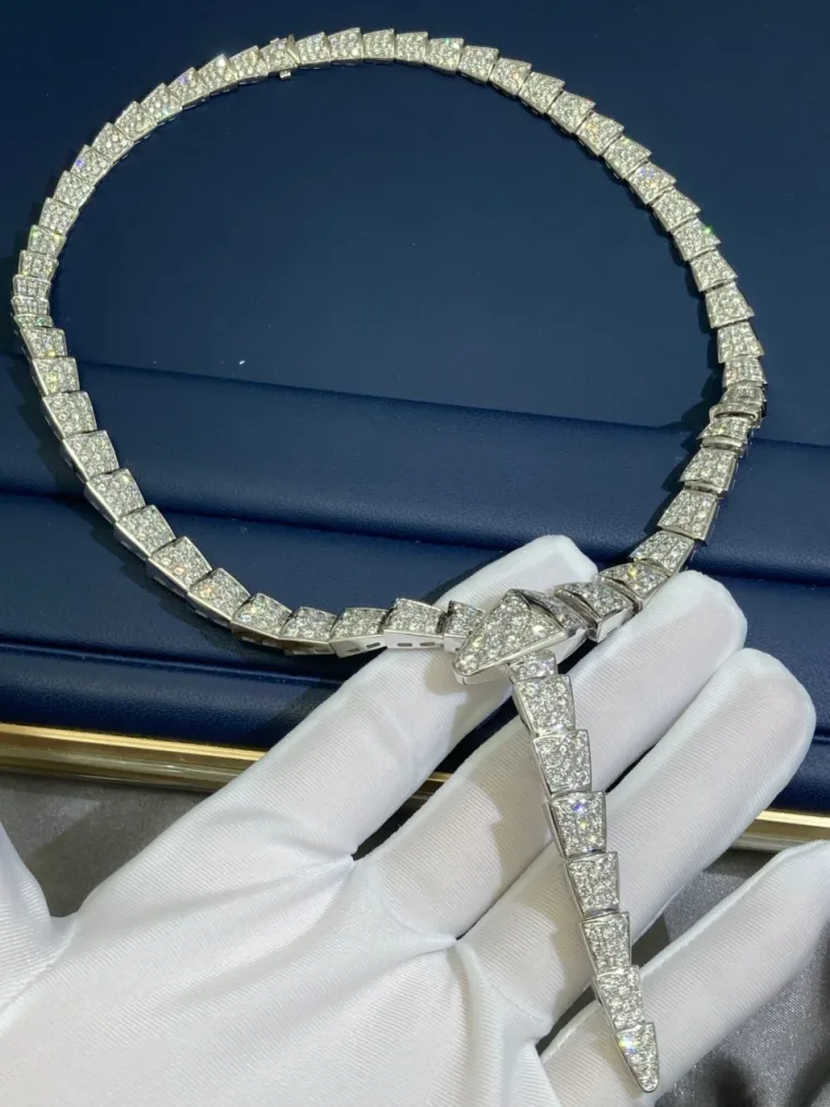 Bvlgari Колье с подвеской в форме змеи
