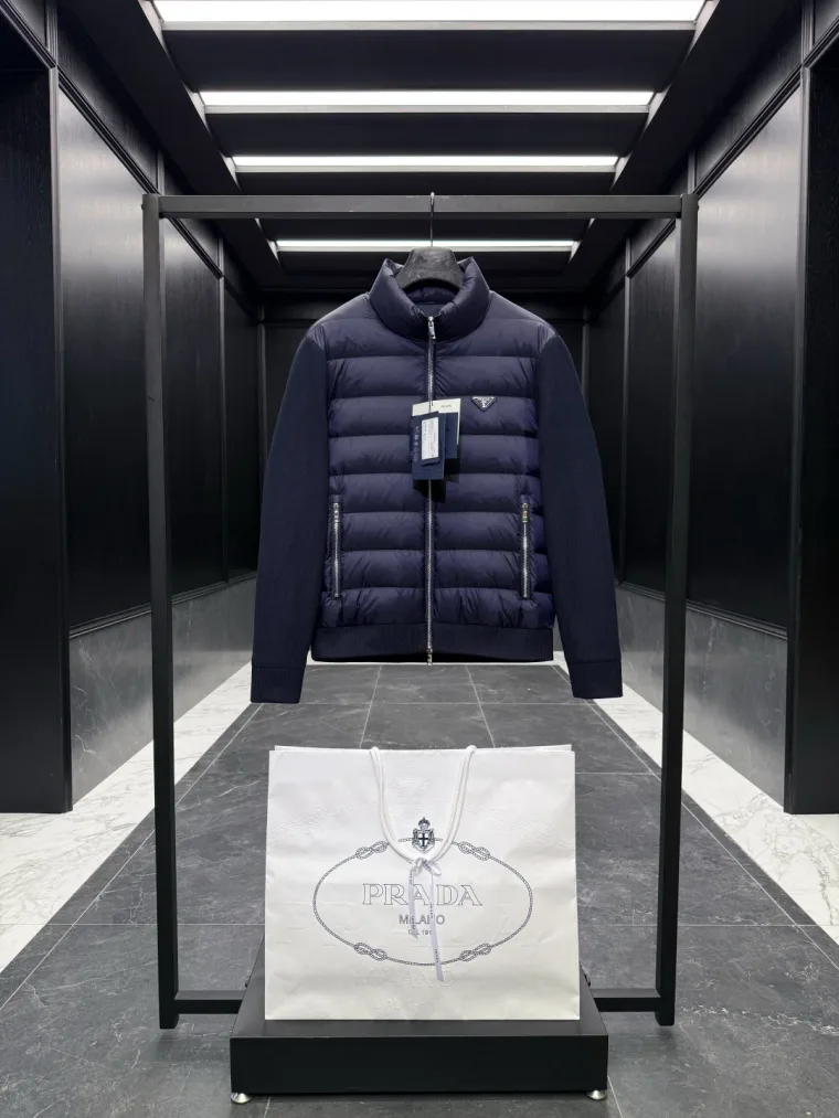 Prada Тёмно-синий комбинированный пуховик с вязаными рукавами