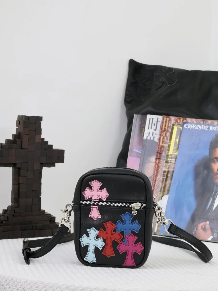 Chrome Hearts Кожаная сумка через плечо с нашивками Cross