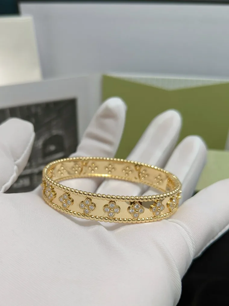 Van Cleef & Arpels Браслет из жёлтого золота с бриллиантами