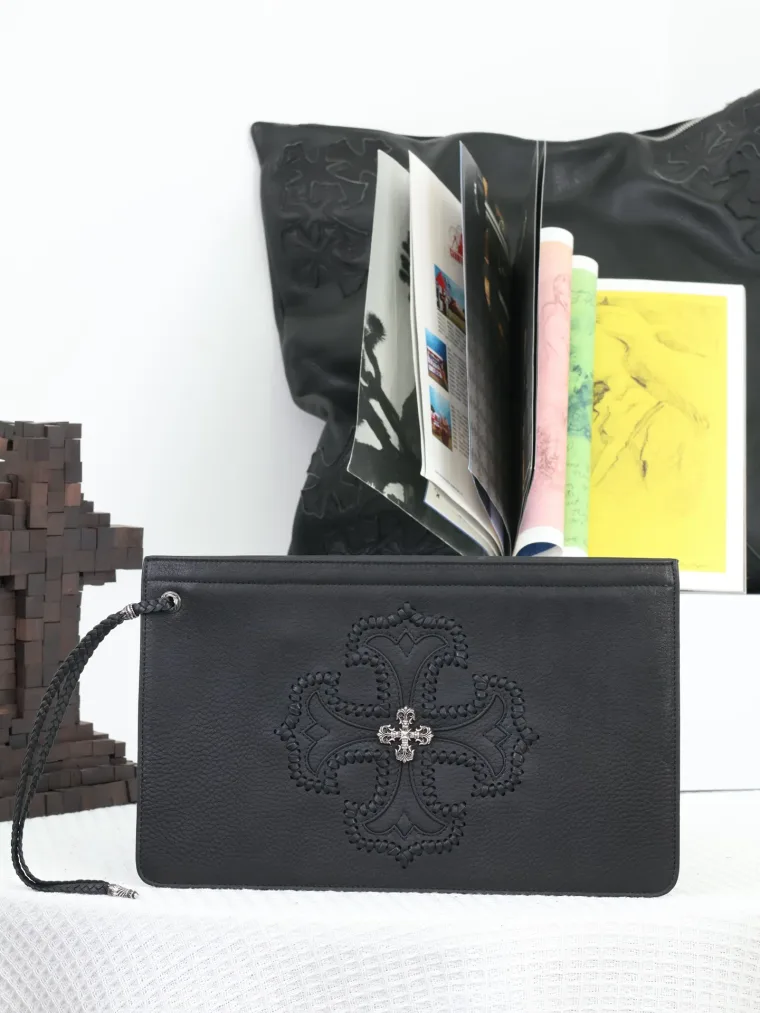 Chrome Hearts Кожаный клатч с крестом и фурнитурой из серебра 925