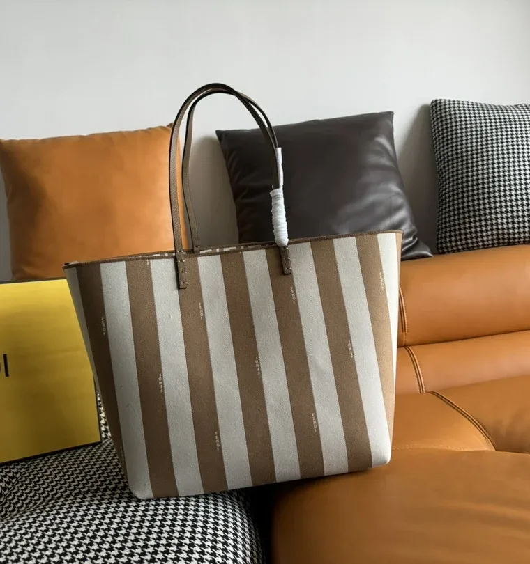 Fendi Двусторонняя сумка-тоут в полоску Pequin и с узором FF