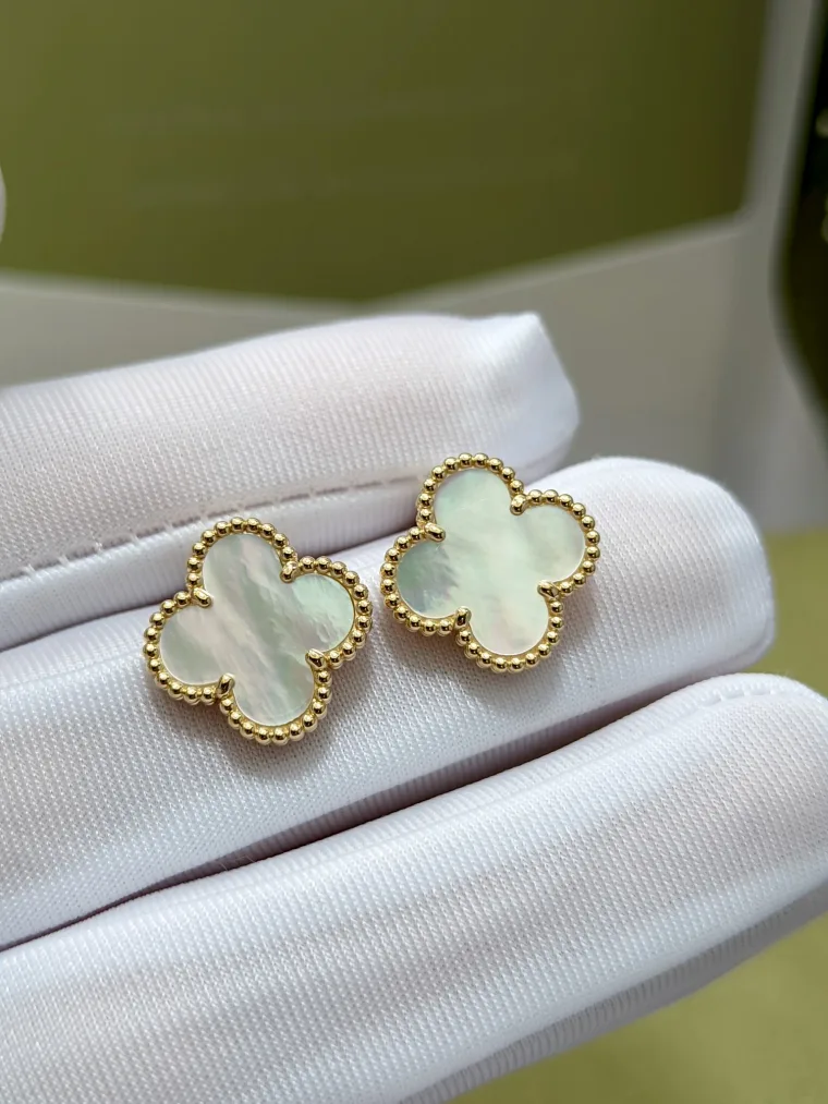 Van Cleef & Arpels Серьги-пусеты с белым перламутром в форме четырехлистника