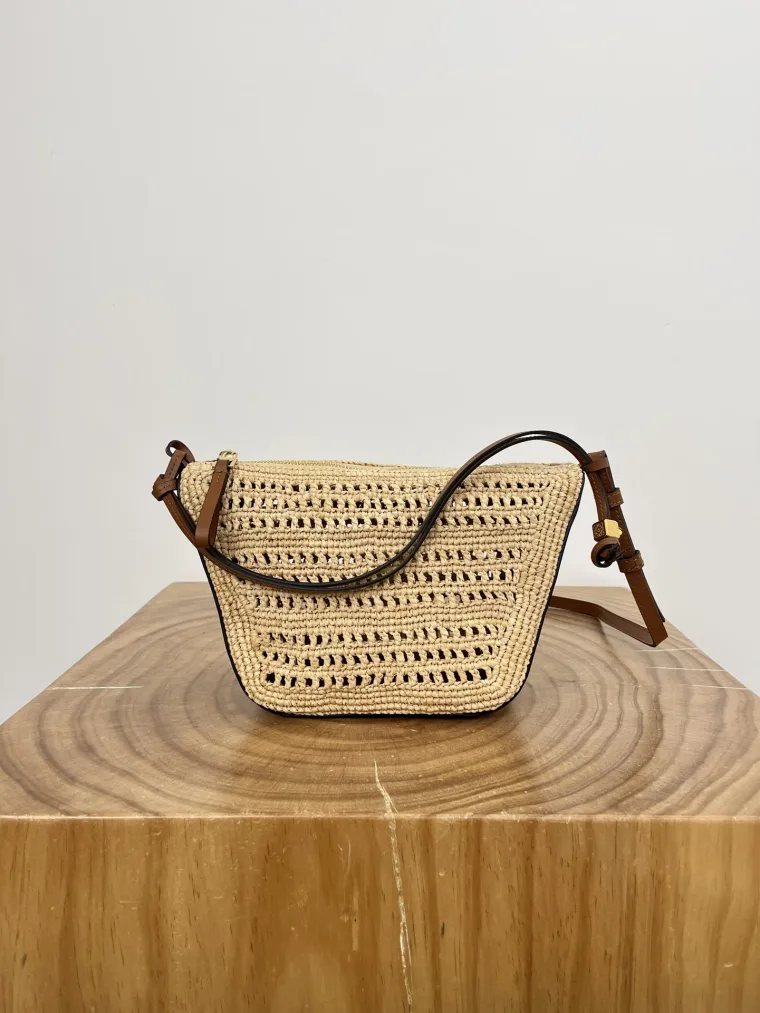 Loewe Бежево-коричневая сумка Hammock Hobo из рафии и кожи