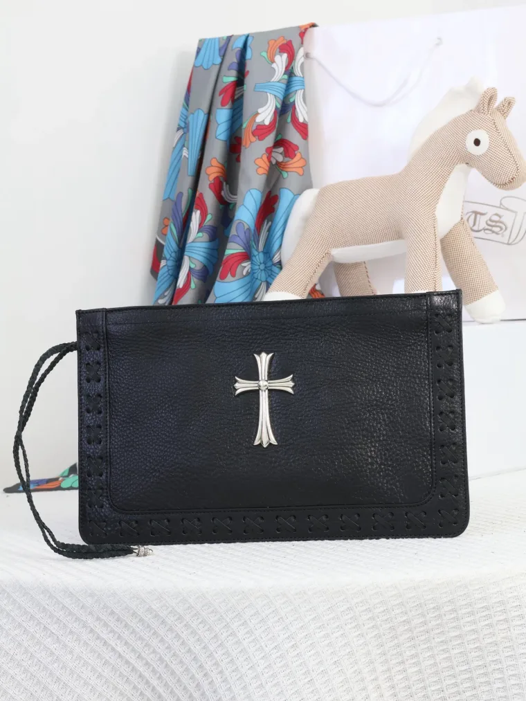 Chrome Hearts Кожаный клатч с серебряной фурнитурой