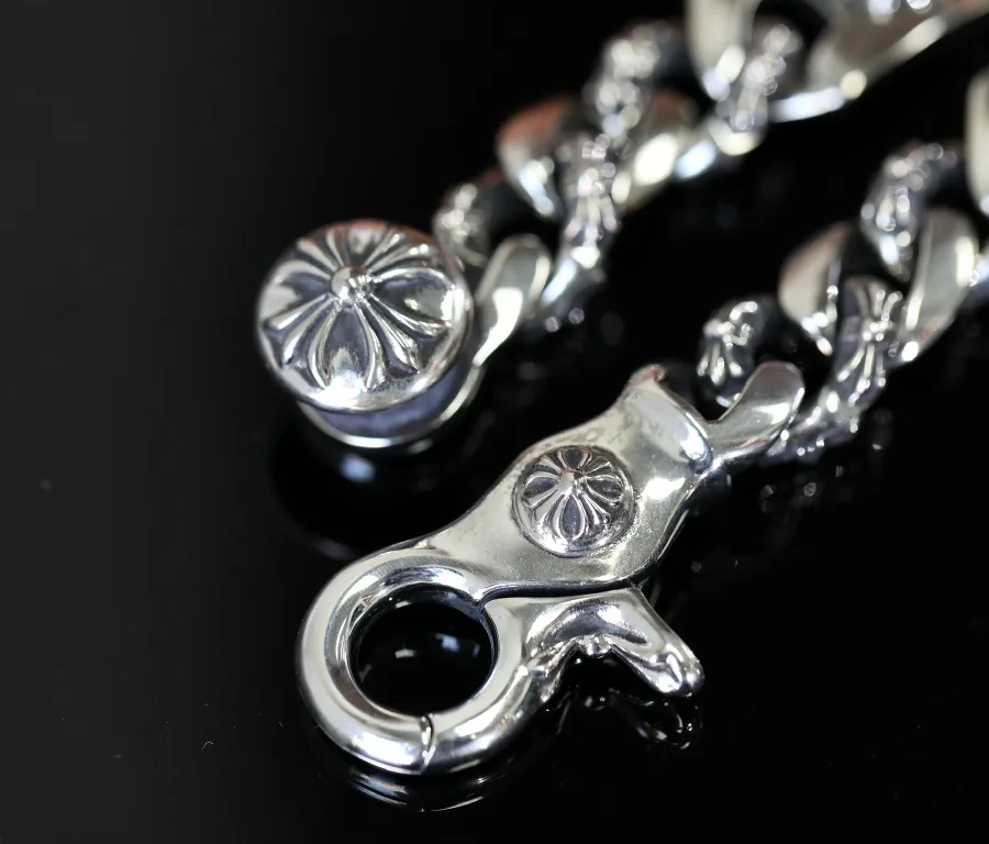 Крупный план замка-карабина серебряного браслета Chrome Hearts с крестом Floral Cross