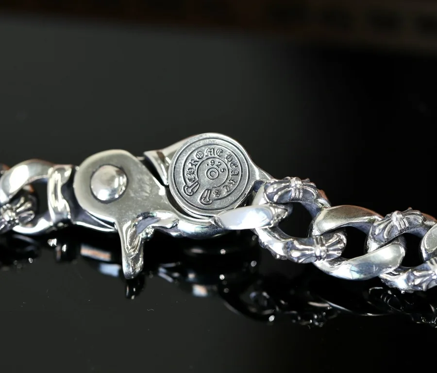 Гравировка логотипа-подковы Chrome Hearts на обратной стороне замка