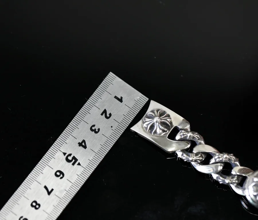 Замер ширины концевого крепления браслета для часов Chrome Hearts линейкой