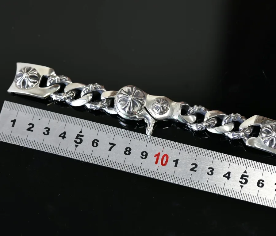 Замер длины серебряного браслета для часов Chrome Hearts линейкой