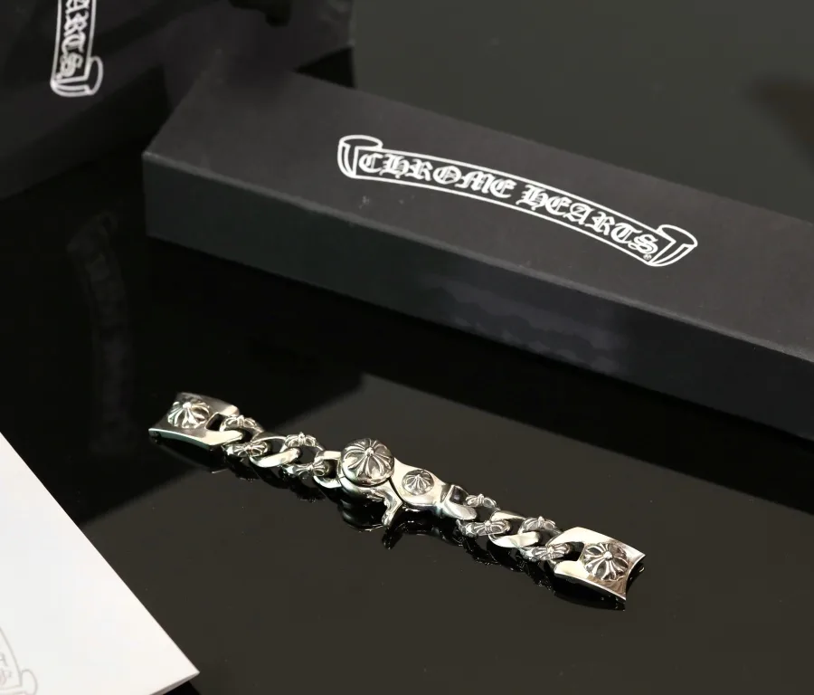 Серебряный браслет для часов Chrome Hearts рядом с фирменным футляром