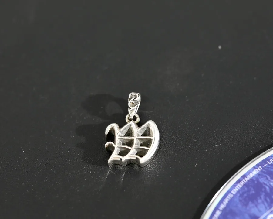 Подвеска Chrome Hearts Alphabet W из серебра 925 пробы, вид спереди