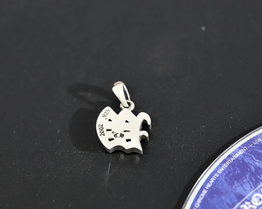 Обратная сторона подвески Chrome Hearts Alphabet W с гравировкой бренда