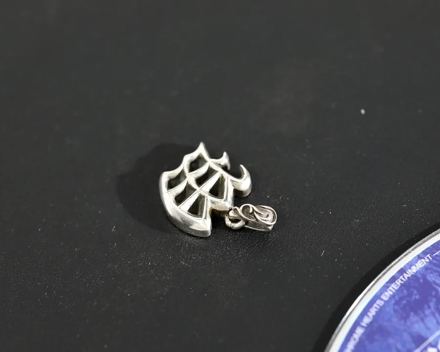 Серебряная подвеска-буква W от Chrome Hearts под углом