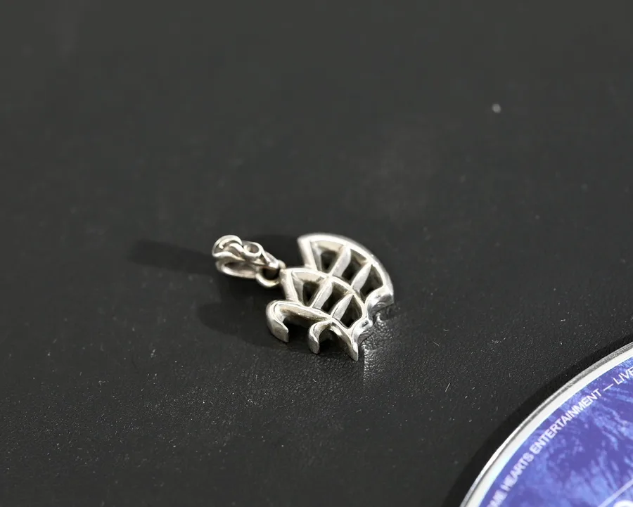 Кулон Chrome Hearts буква W, вид сбоку