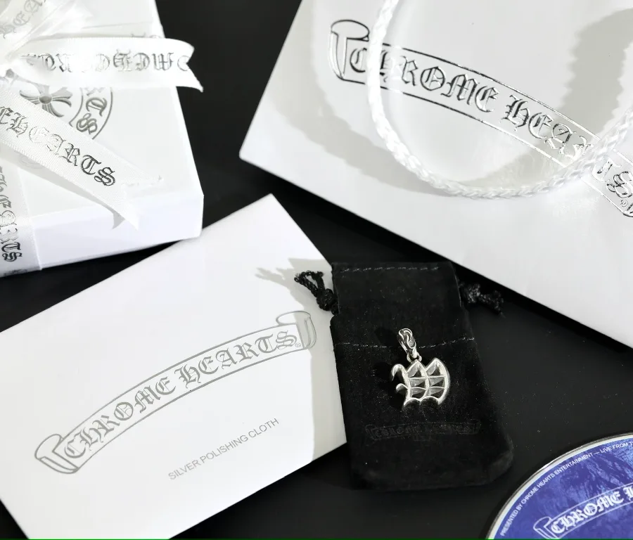 Комплект подвески Chrome Hearts Alphabet W с фирменной коробкой, чехлом и салфеткой