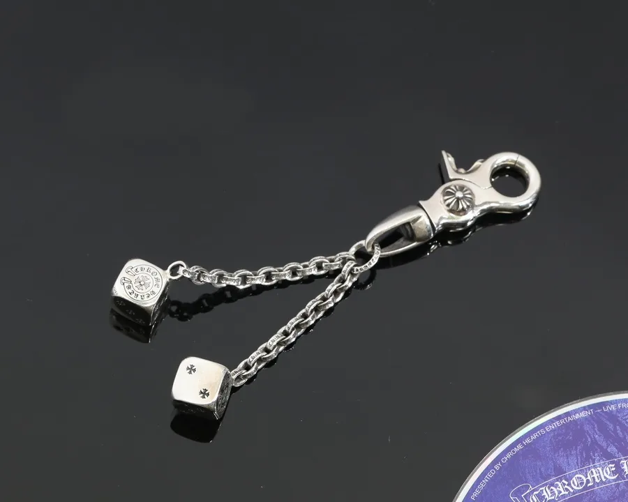 Подвеска для сумки Chrome Hearts с игральными костями, вид сбоку