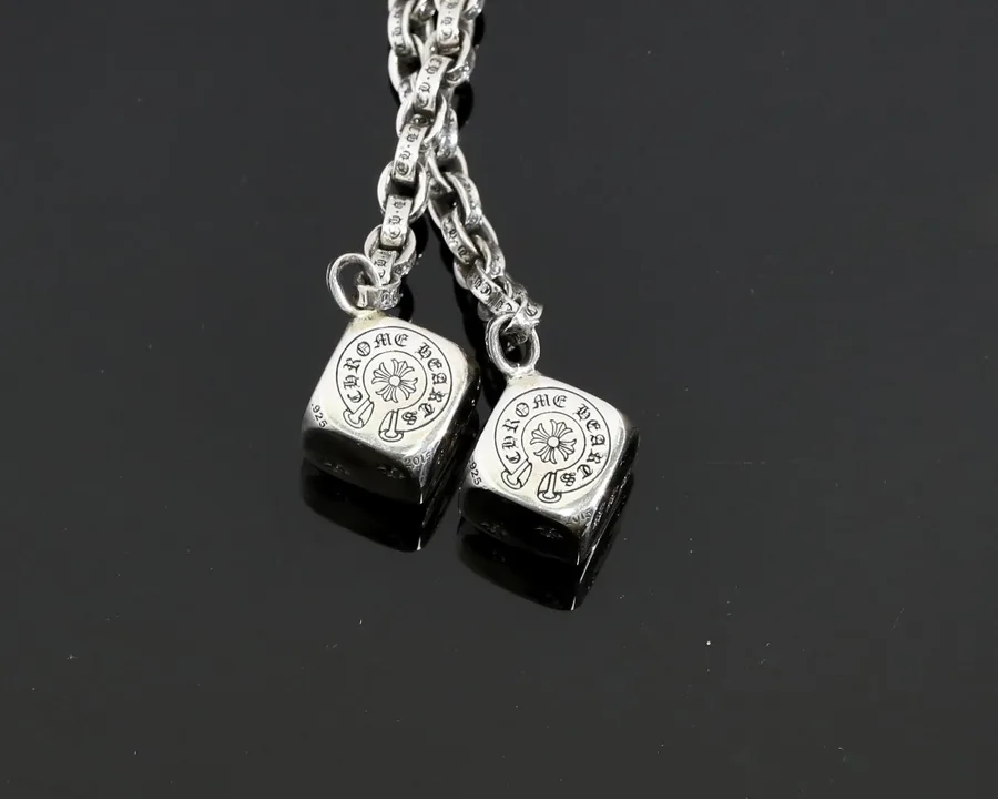 Гравировка Chrome Hearts на игральных костях крупным планом